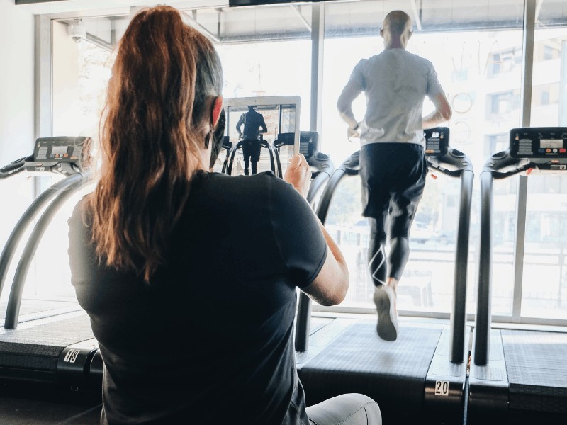 MovementX running physical therapist meg pezzino performing a running gait analysis in arlington virginia for a male runner on a treadmill