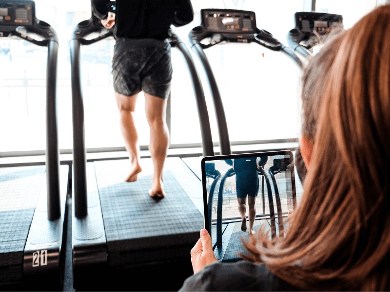 MovementX running physical therapist Meg pezzino performing a gait analysis on a treadmill for a runner in northern virginia