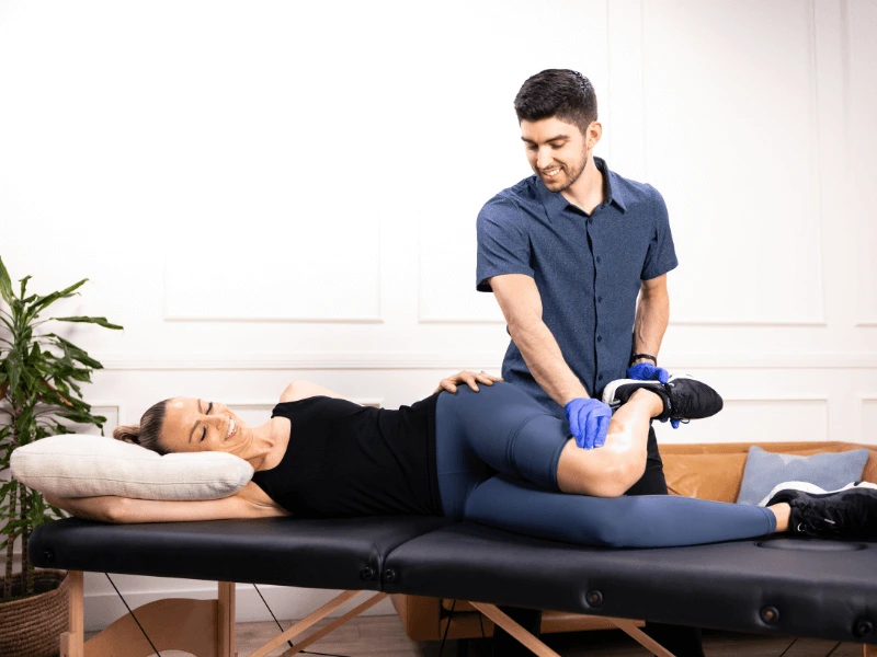 Eric Schulte MovementX Physical Therapist in Del Mar California working with a female patient on knee pain treatment